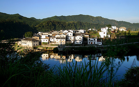 中国江西婺源 汪口 建设 安徽 住宅 旅游 景点太阳水库桥梁反射家庭山脉全景清水河流游客图片