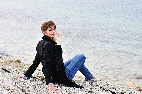 少女坐在石子上图片