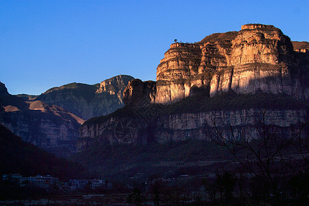 自然 风景 旅行树叶村庄河流岩石山脉旅游太阳红色金子反射图片