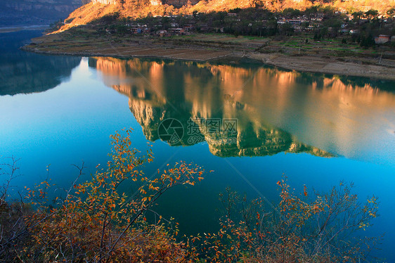 自然 风景 旅行河流岩石反射旅游树叶山脉红色金子村庄太阳图片