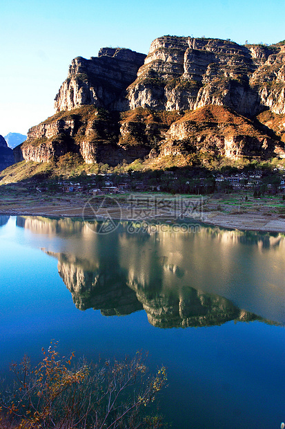 自然 风景 旅行反射旅游金子太阳岩石树叶红色绿水河流山脉图片