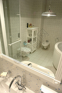 镜子中反射的浴室内部图片