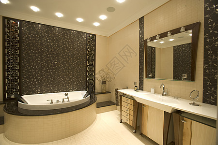 卫生间内部奢华建筑学浴衣垫圈装饰肥皂陶瓷地毯粉色窗户图片