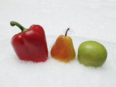 胡椒 梨 苹果和雪图片