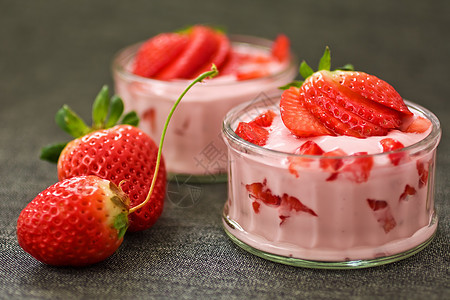灰色上的草莓酸酸奶图片