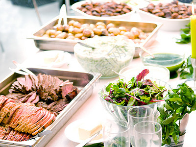 餐桌上的美味食品布局午餐桌子餐厅盘子空白沙拉庆典美食广告食物图片