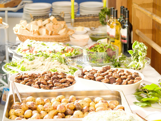 餐桌上的美味食品布局食物庆典沙拉桌子蔬菜绿色盘子餐厅环境自助餐图片