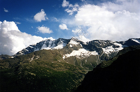 阿尔卑斯山山脉天空山脉滑雪运动村庄山谷图片