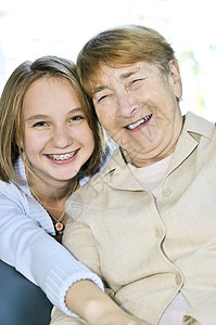 孙女抱抱祖母访问女孩青少年退休老化孩子们价值观老年女士青年图片