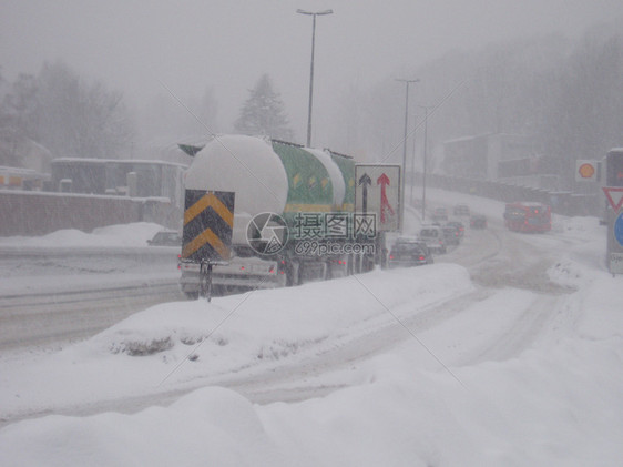 3号环形公路的雪暴中堵塞交通流量暴风雪风暴汽车街道下雪驾驶白色旅行运输天气图片