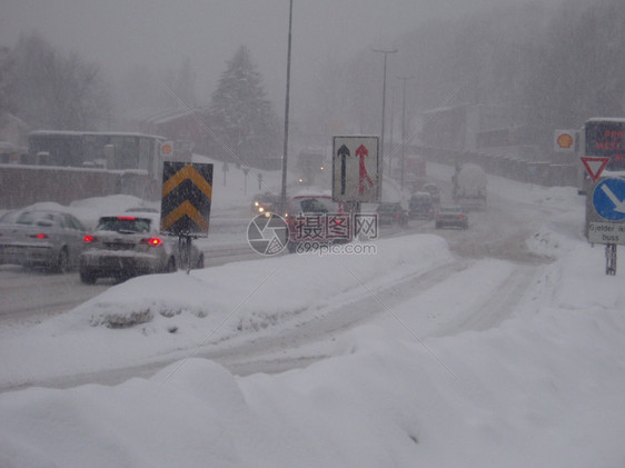 3号环形公路的雪暴中堵塞交通流量白色风暴街道速度下雪暴风雪驾驶车辆旅行汽车图片