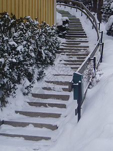 铺有雪雪的楼梯白色房子栏杆图片