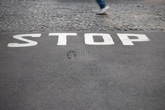 停止 - 写在人行道上图片