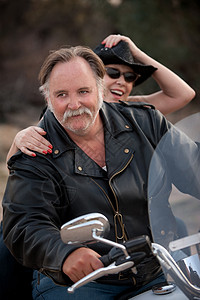 在外边骑白色摩托车的嬉皮夫妇回形针女士冒险情感太阳镜老年人丈夫男人享受镜子图片
