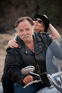 在外边骑白色摩托车的嬉皮夫妇镜子女士车辆拉链夹子色调挡风玻璃牛仔裤微笑胡子图片