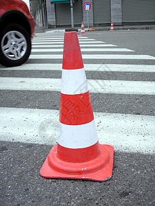 交通锥街道反光危险条纹白色红色出口安全驾驶作品图片