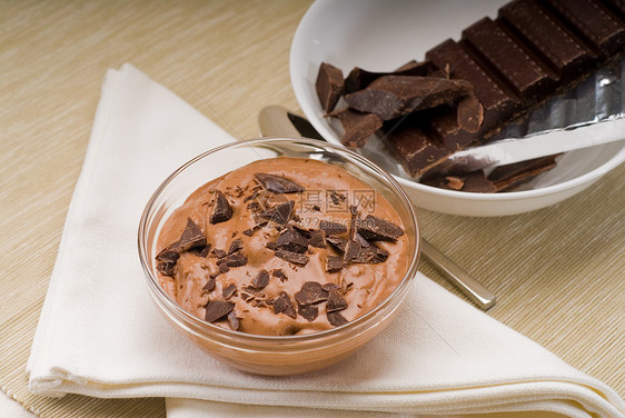 鲜自自制巧克力慕斯可可美食酒吧盘子奶制品玻璃甜点小吃诱惑食物图片