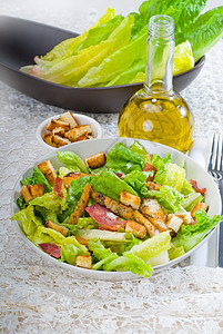 新鲜自制夏撒沙拉沙拉熏肉美食莴苣午餐敷料叶子面包长叶餐厅图片