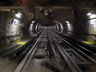 地下地下地铁隧道管车站民众铁路线条火车运输过境图片
