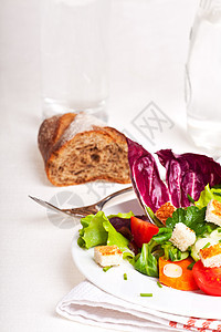 白盘上加叉子的混合沙拉戒指菊苣蔬菜长叶盘子洋葱莴苣正方形玻璃韭菜图片