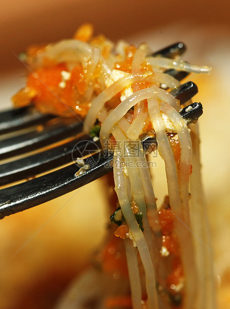 带叉子的chichen面食男人面条太阳胡椒香料饮食美食白色原产地炙烤图片