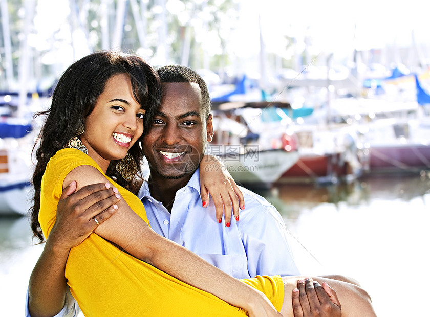 携带女友的男子少数民族夫妻男朋友帆船黑色幸福微笑港口女士假期图片