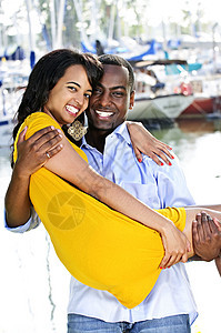 携带女友的男子夫妻微笑闲暇男朋友帆船假期黑色幸福女士少数民族图片