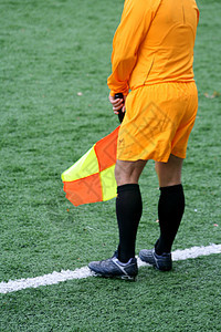 一个足球线员膝盖黑色旗帜游戏裁判边员黄色图片