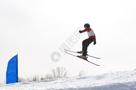 滑雪跳板诡计空气季节娱乐天空竞赛速度男人青年人心图片
