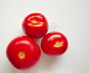 三个新鲜的西红柿营养水果食物美食烹饪维生素生产沙拉蔬菜午餐图片