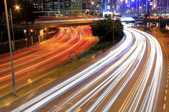 夜间在城市的公路上摩天大楼市中心地标时间街道运输驾驶运动速度踪迹图片