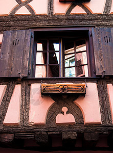 Alsace的粉红/橙色木板房图片