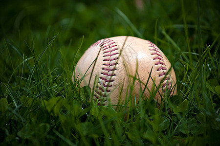 草地上的旧棒球垒球团队娱乐竞技训练消遣针脚运动褪色宏观图片
