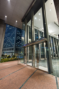 晚上在香港现代大楼入口处的大门城市天空商业市中心入口蓝色办公室玻璃方法摩天大楼图片