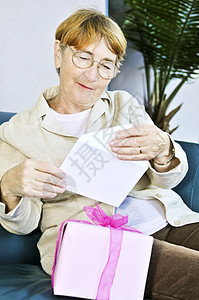 开启礼物的老年妇女纪念日展示奶奶周年价值观女性卡片女士生日阅读图片