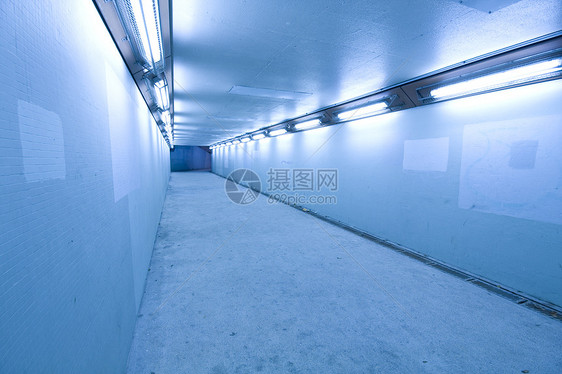 有灯的长长隧道地面行人反射沥青圆圈走廊石头车道图片