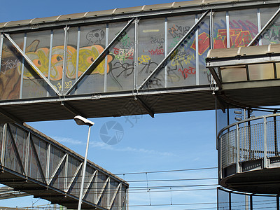 带有涂鸦的桥梁天桥天空行人蓝色社会通道艺术图片