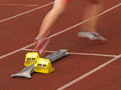 起始区块的运行器跑步竞赛娱乐运动专注起跑线运动员女士赛跑者田径图片