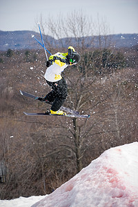 滑雪跳板娱乐特技人心诡计滑雪者坡道季节速度青年空气图片