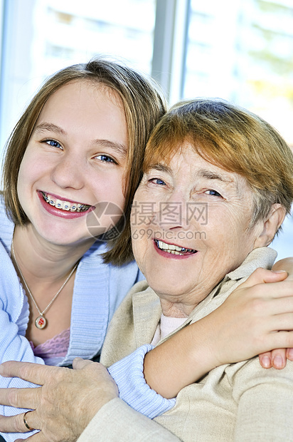 访问祖母的外孙女拥抱女性孩子们女孩们老年女孩祖父母孙子女士老化图片