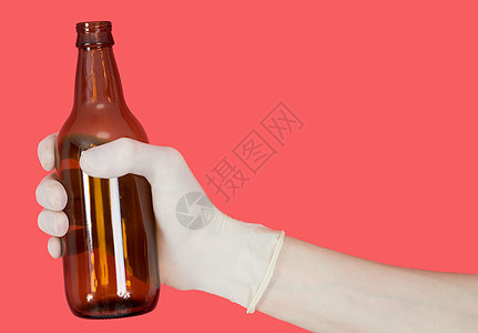 瓶装在手头啤酒棕色玻璃手套红色脖子图片