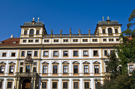 布拉格的旧宫殿城堡旅行建筑晴天蓝色城市历史天空文化假期图片