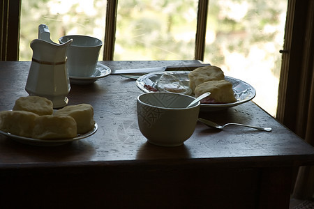早餐棕色盘子桌子勺子咖啡玉米食物水果杯子白色图片