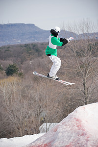 滑雪跳板滑雪男人空气季节乐趣肾上腺素滑雪者运动飞行竞赛图片