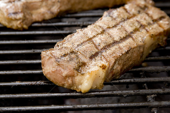 牛排在烤架上肋眼气体厨房烹饪火焰丙烷条纹晴天牛肉烧烤图片