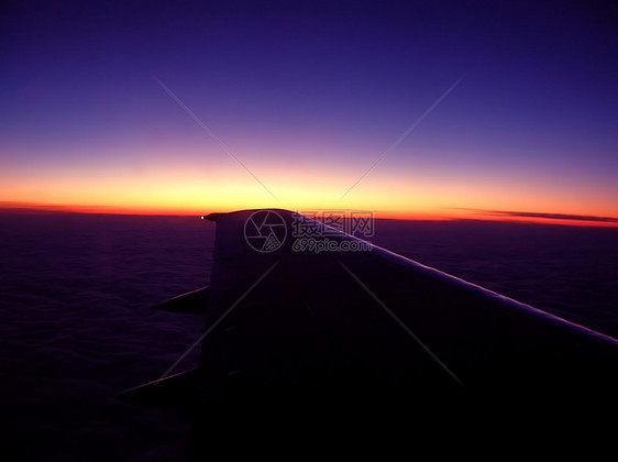 晚夜飞行天空航班飞机蓝色景观多云旅行橙子日出紫色图片