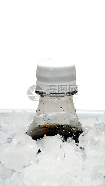冰上的苏打水汽水瓶子五物冷却器苏打淬火白色口渴可乐图片
