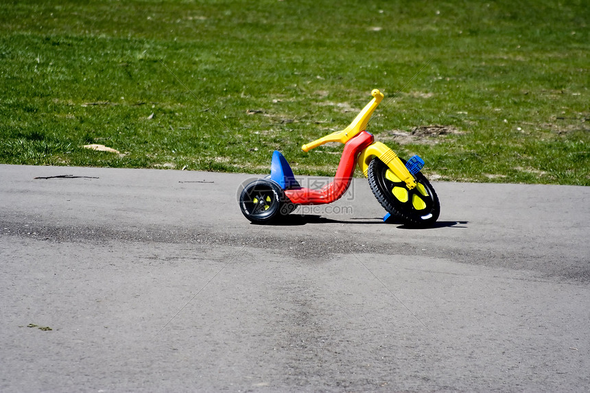童年玩具踏板红色骑术轮子运输孩子们车轮黄色娱乐孩子图片