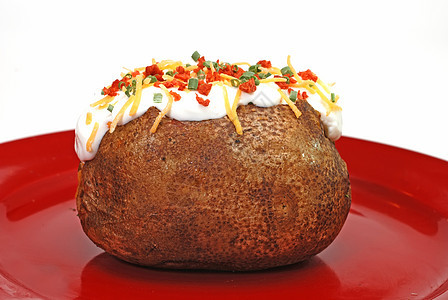 已加载的烤土豆命令熏肉蔬菜白色韭菜马铃薯奶油糖类红色盘子图片