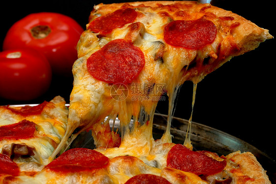 辣椒尼披萨香肠脆皮育肥平底锅黑色食物馅饼蔬菜小吃午餐图片